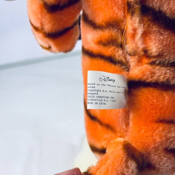 Disney Telco 1996 Tigger Animated Christmas Figure with Tree & Scarf – 24” Light - Picture 14 of 16